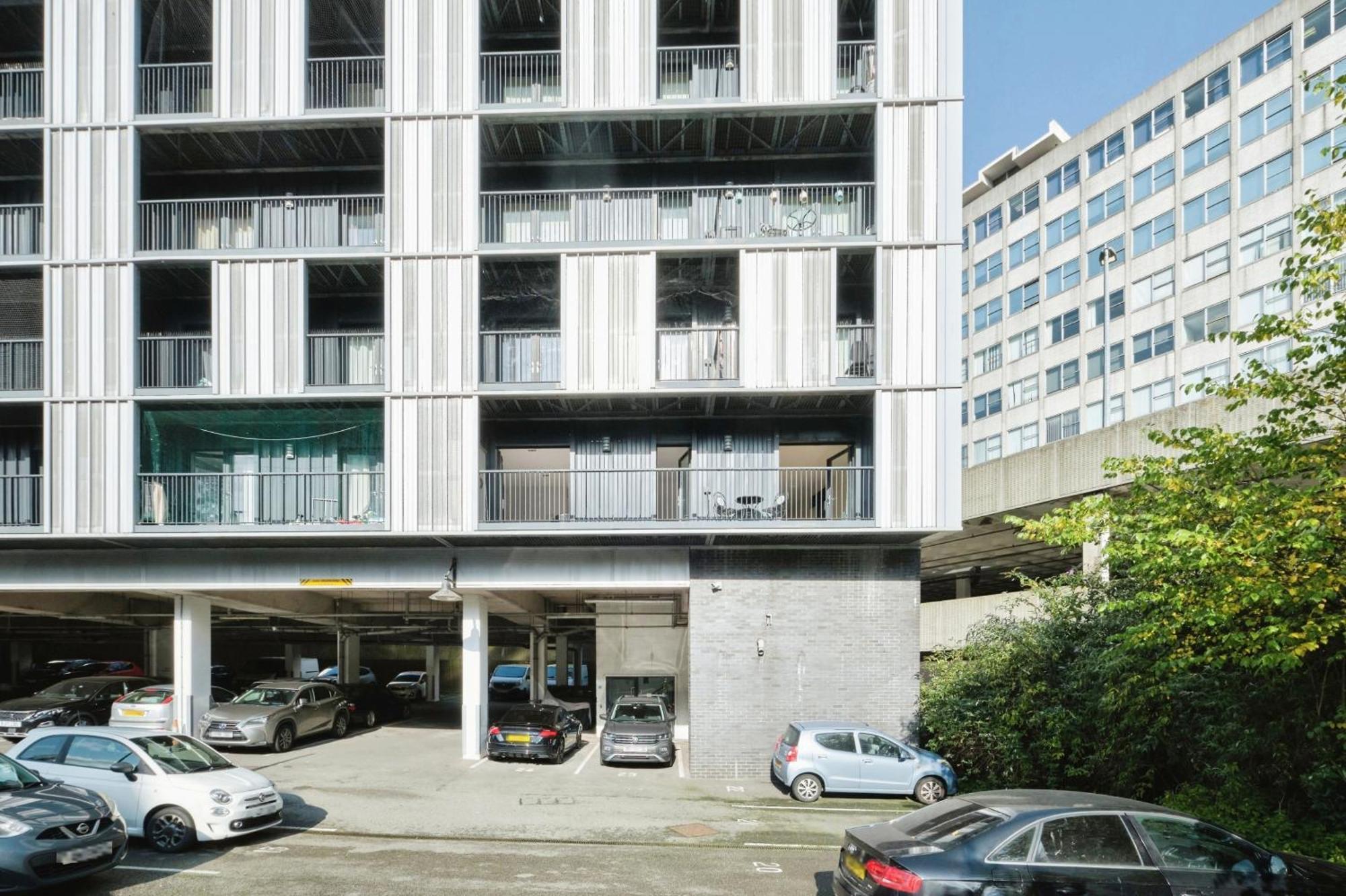 Apartment Central 2 Bed Flat With Big Balcony