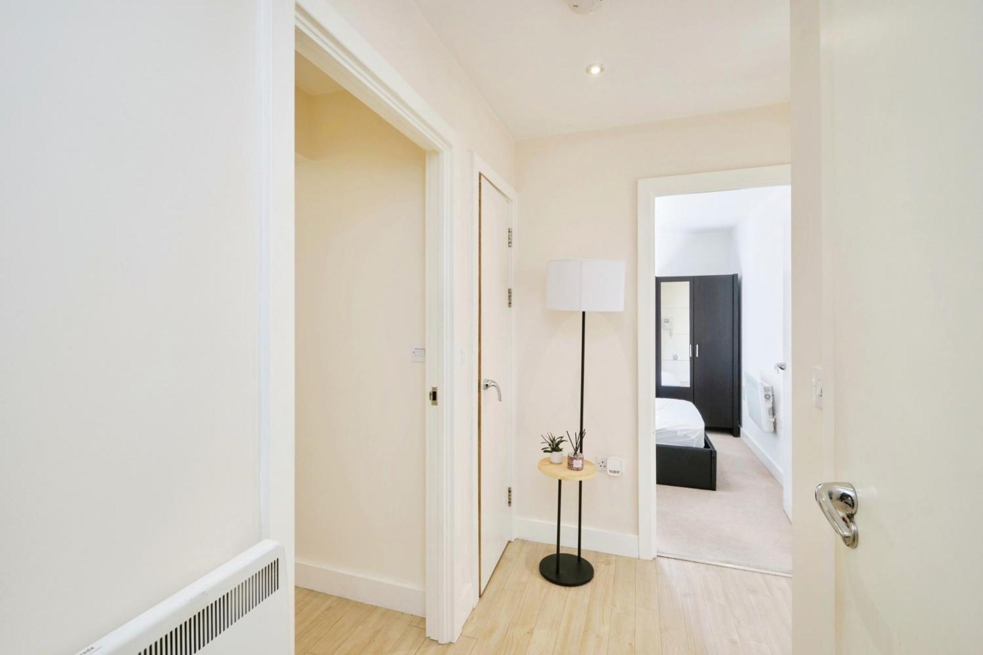 Central 2 Bed Flat With Big Balcony Apartment *