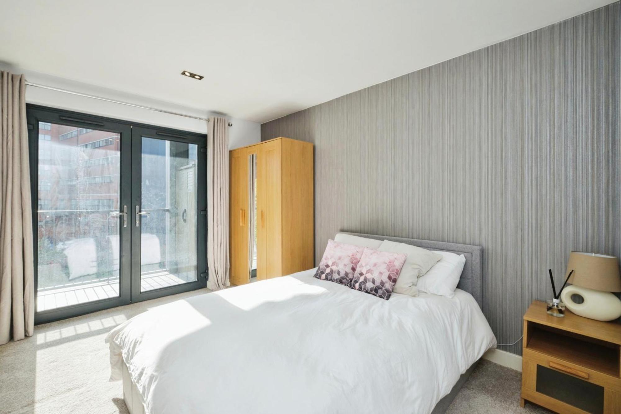 Central 2 Bed Flat With Big Balcony Birmingham