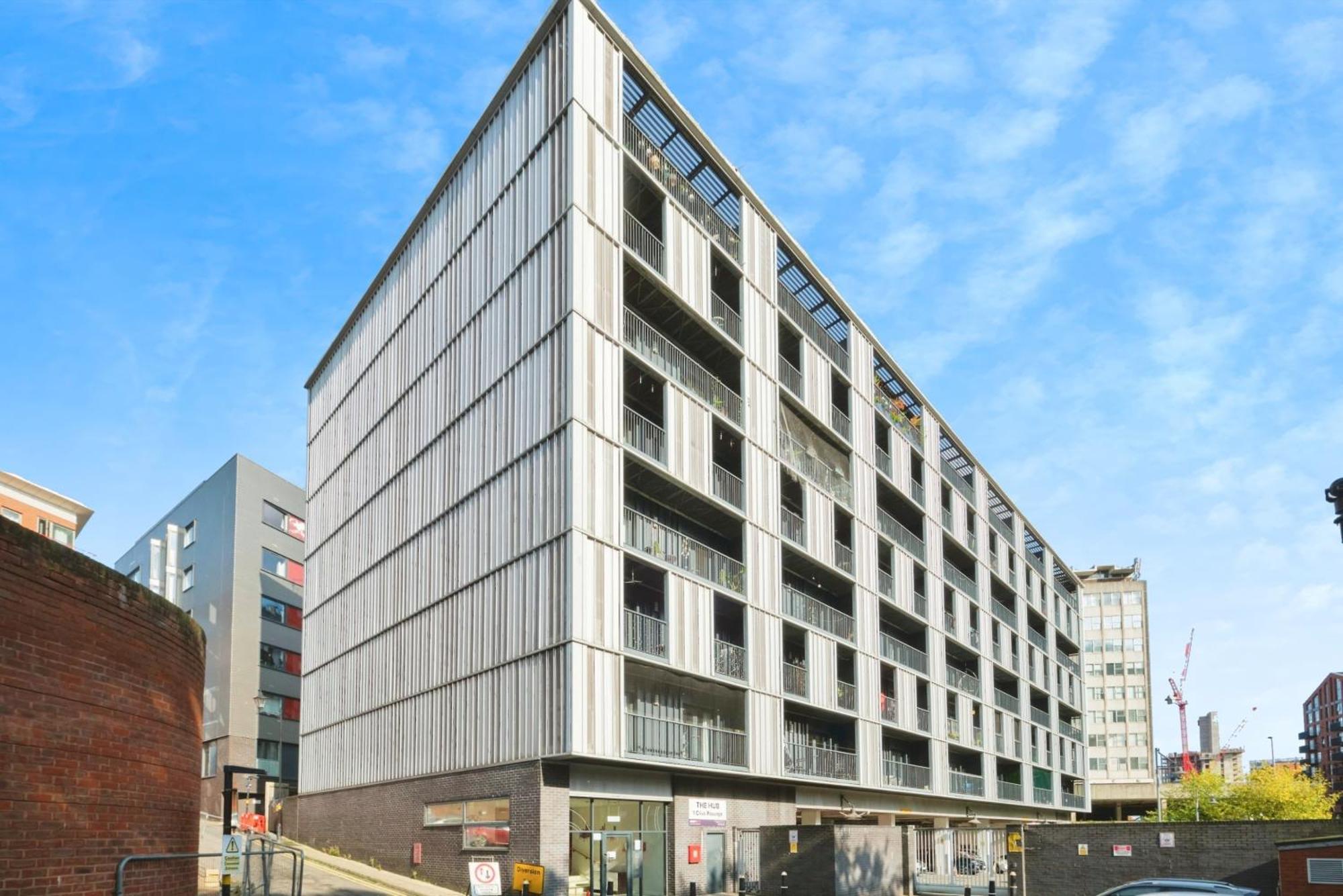 Central 2 Bed Flat With Big Balcony