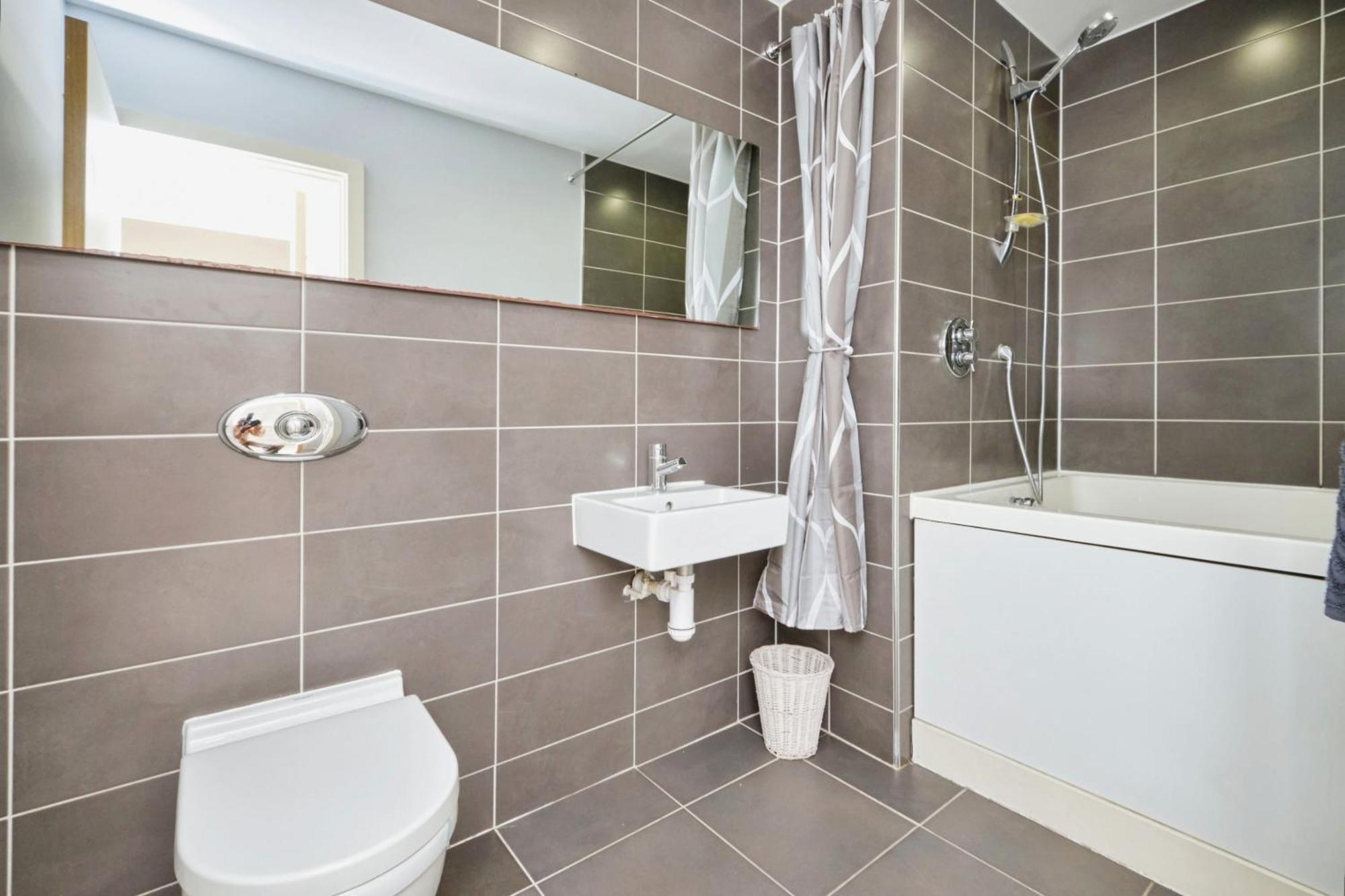 Central 2 Bed Flat With Big Balcony Apartment *