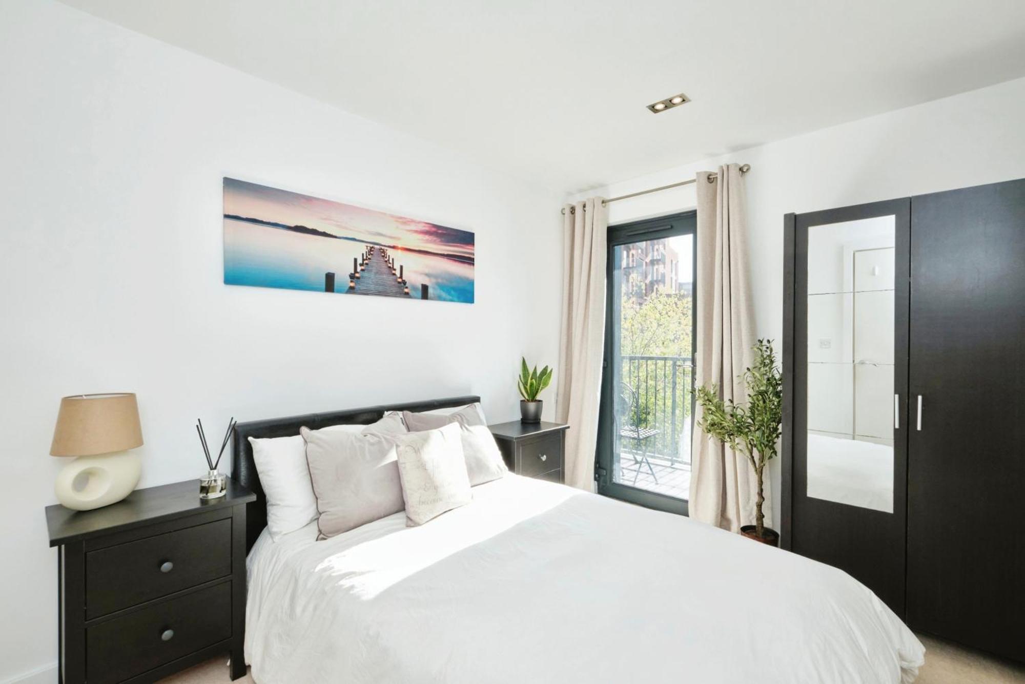 Central 2 Bed Flat With Big Balcony *