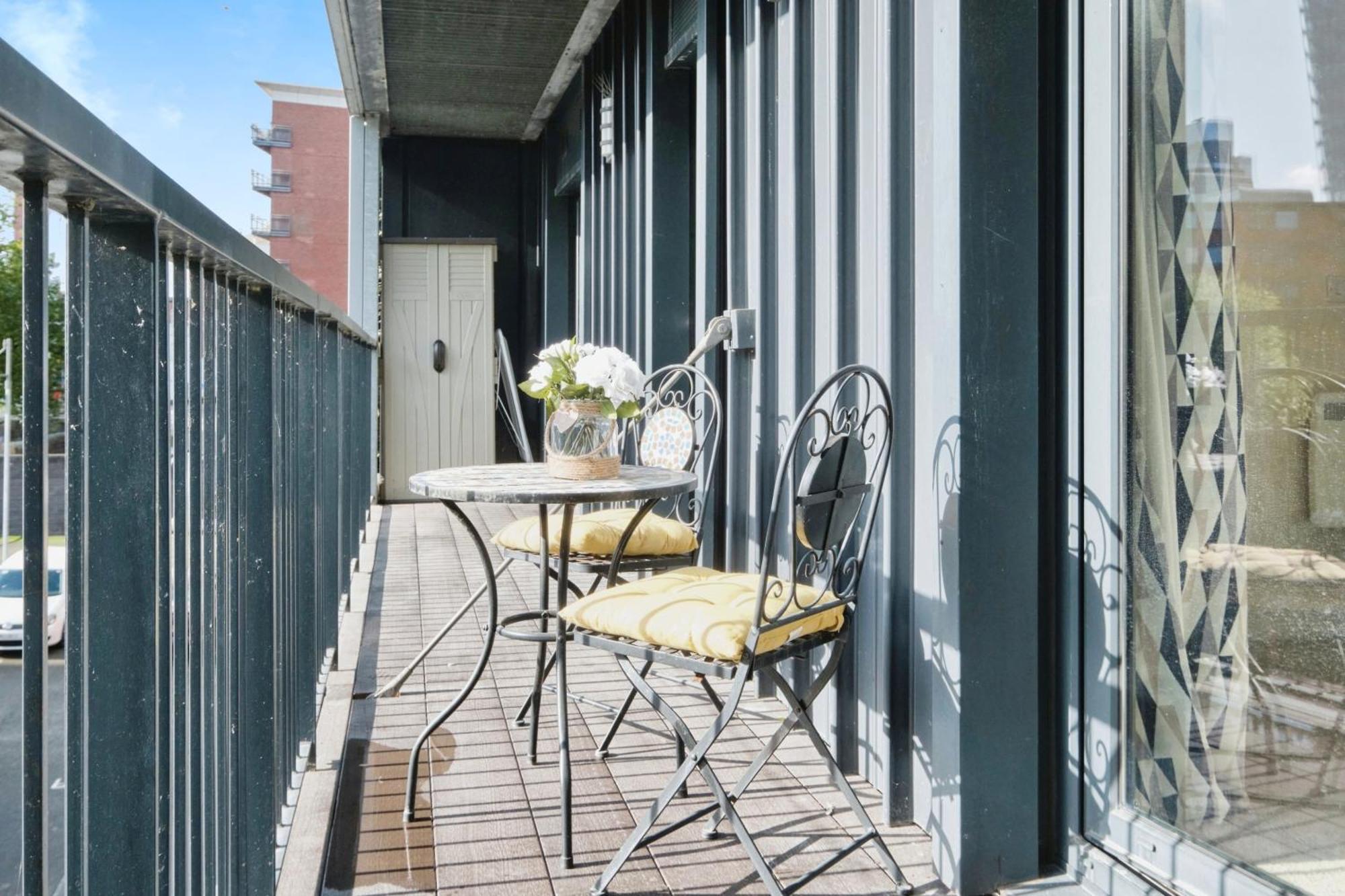 Central 2 Bed Flat With Big Balcony Birmingham