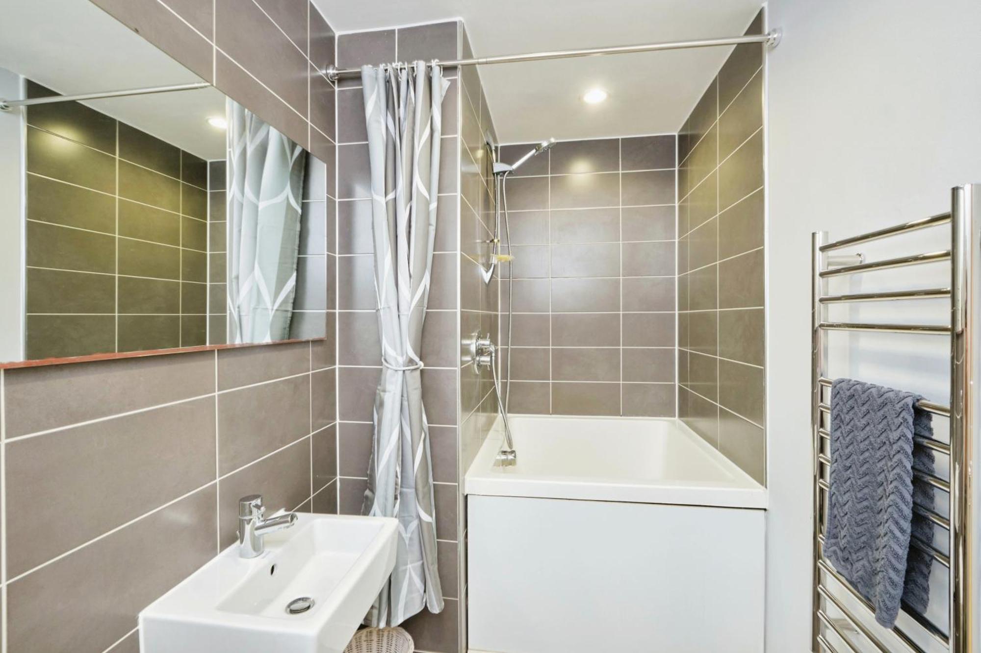 Central 2 Bed Flat With Big Balcony * Birmingham