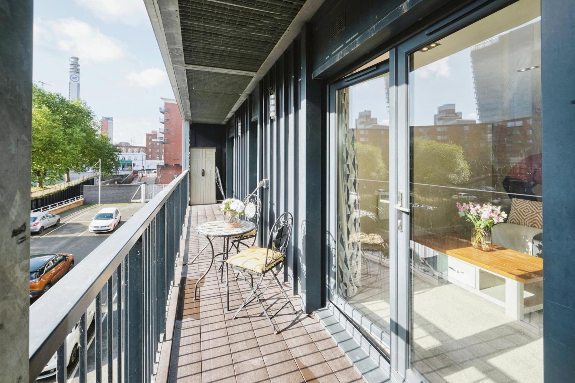 Central 2 Bed Flat With Big Balcony Apartment